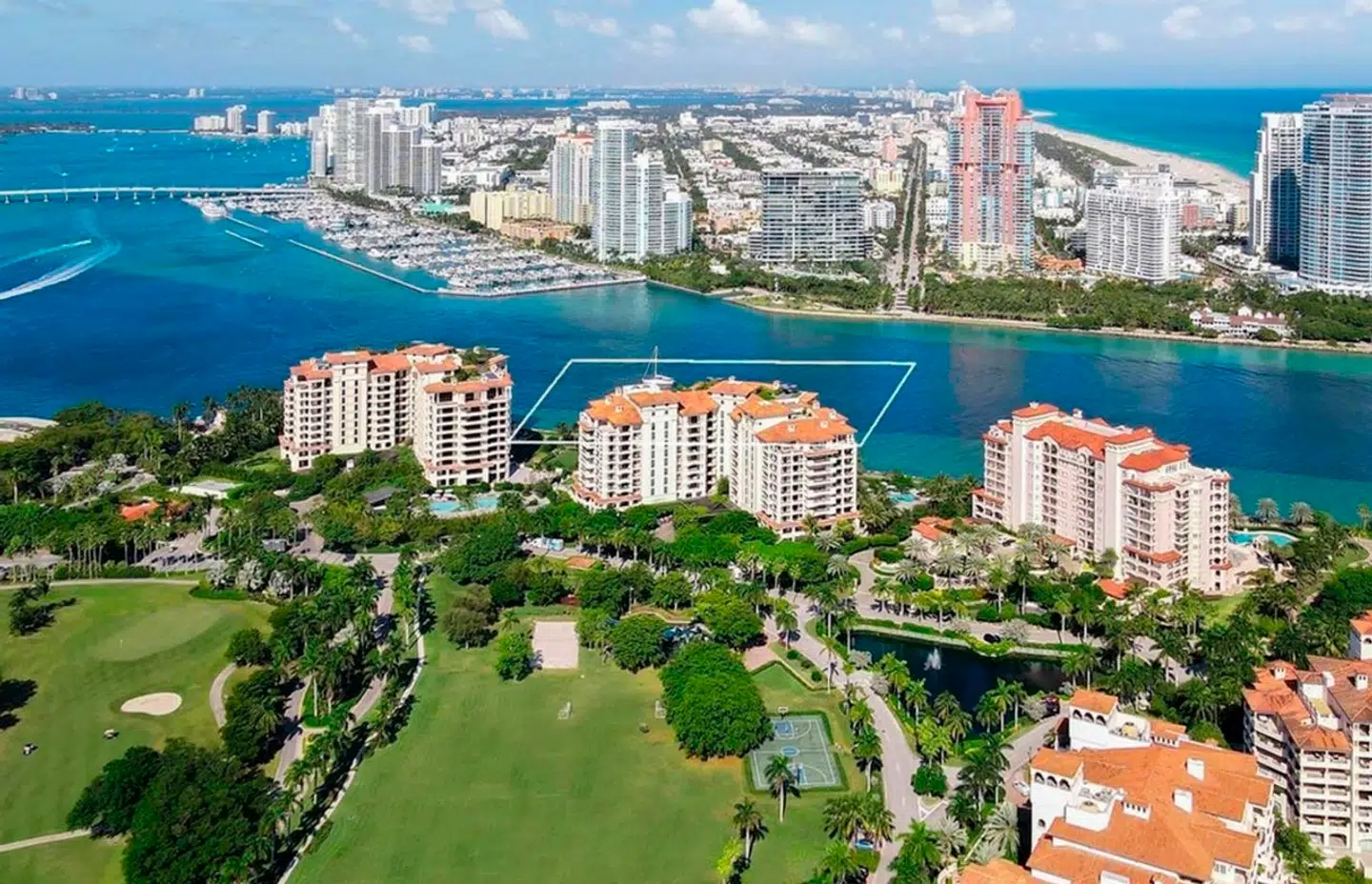 Caroline Wozniacki og hendes mands lejlighed ligger på den private ø Fisher Island ud for Miami i bygningen, der er markeret her.