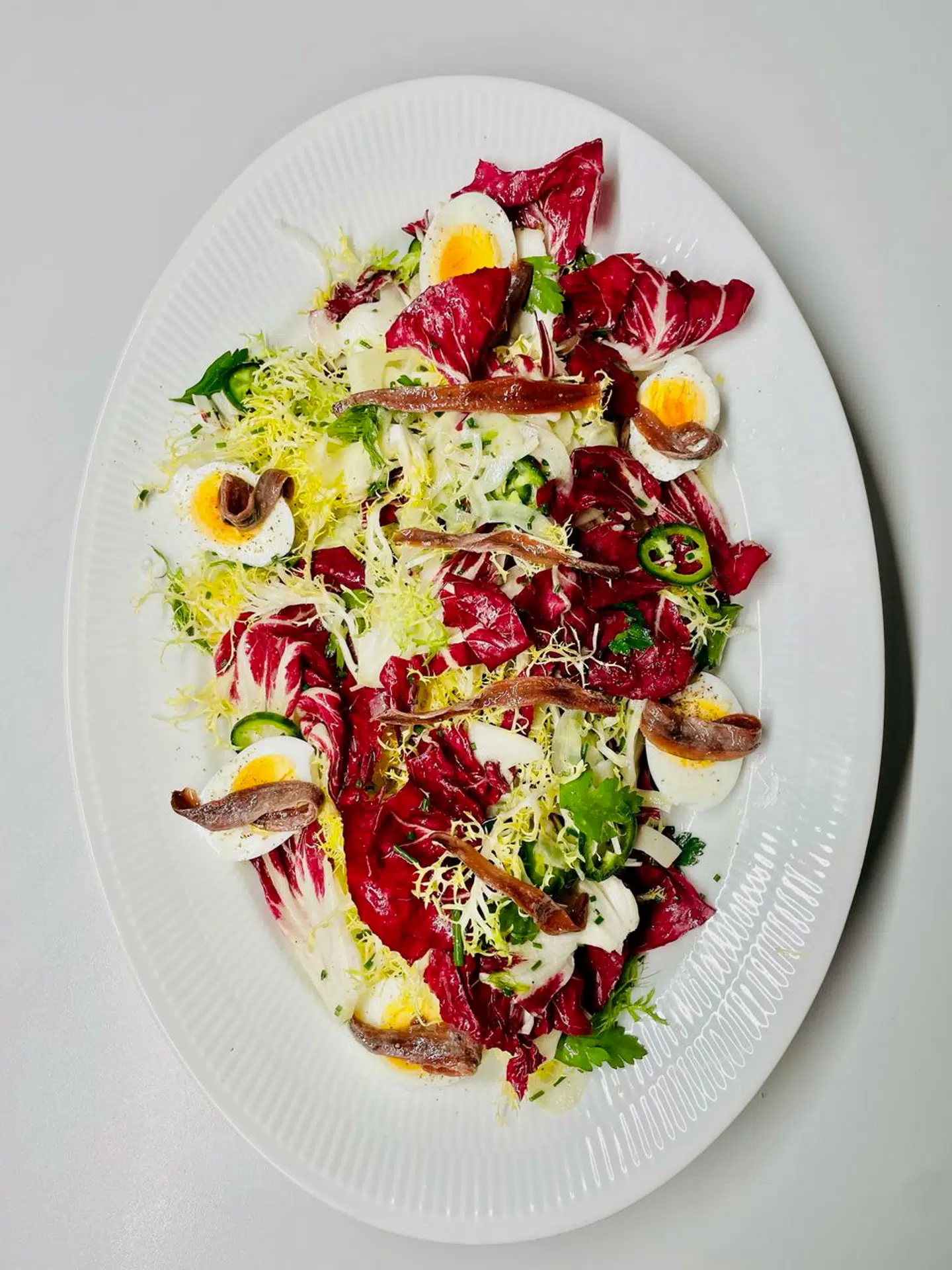 Bitre ansjoser: Radicchio, fennikel, frisésalat, avocado, jalapeno, hvidløg, citron og ansjoser fra Pujado.