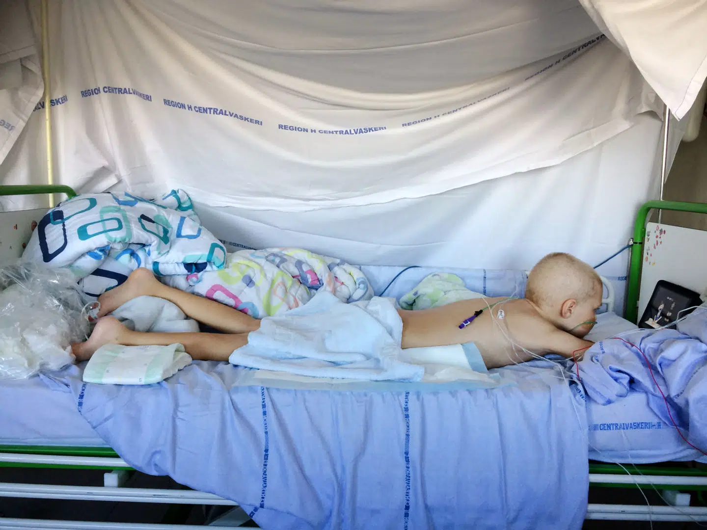 Julius Kargaard Bytov blev indlagt på Rigshospitalet efter, at han havde fået et tilbagefald af leukæmi. For at gøre livet på børnekræftafdelingen bare lidt mere tåleligt, hængte familien lagener op, så sengen blev omdannet til en slags hule.