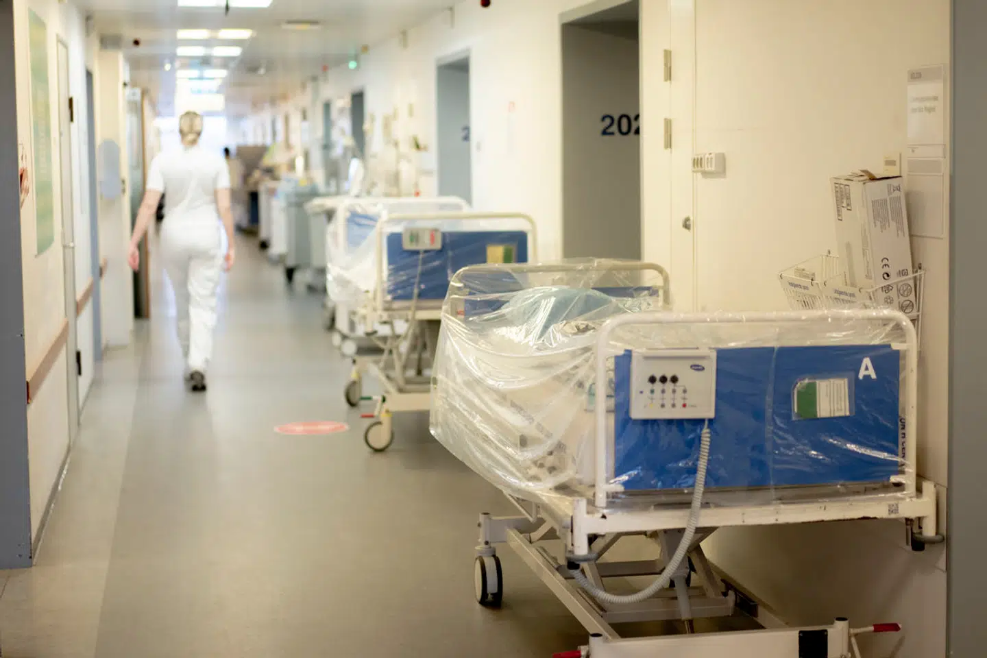 Christiansborgs politikere bliver nødt til at tage et opgør med deres berøringsangst over for kommunernes selvstyre, hvis det ikke skal være hospitalerne og patienterne, der efterlades med aben, skriver Torben Kjær.