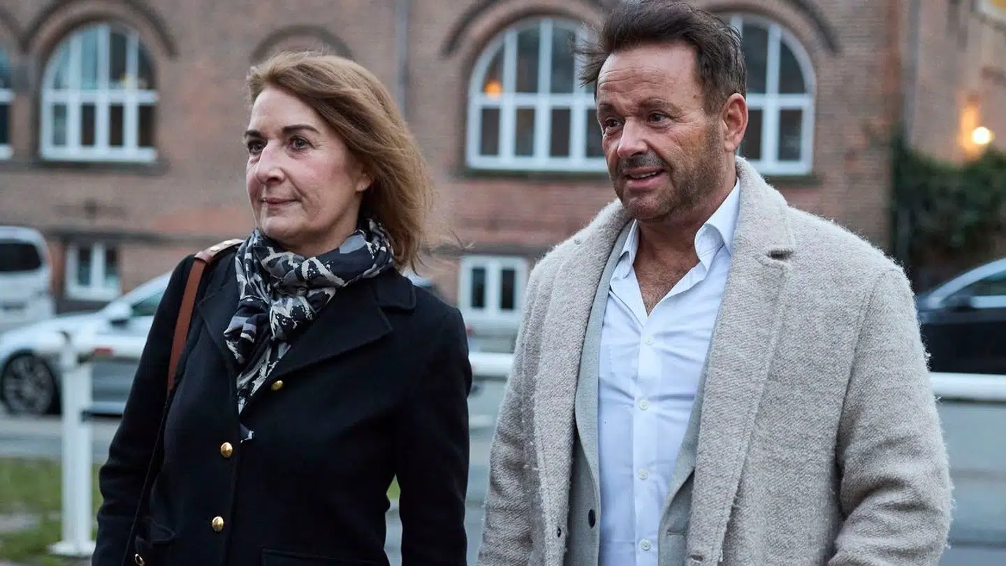 Dennis Knudsen var repræsenteret af stjerneadvokat Mette Grith Stage, da han forrige år i Byretten i Aarhus blev dømt for ikke mindst at smadre en bom, da Molslinjen ikke ville lukke ham med på færgen. Nu bliver episoden hevet frem igen, efter to personer er blevet anmeldt til politiet for at ville tvinge sig forbi Storebæltsbroens lukkede bomme, da der lørdag aften var massiv kø, fordi betalingssystemet Nets var nede i tre timer.