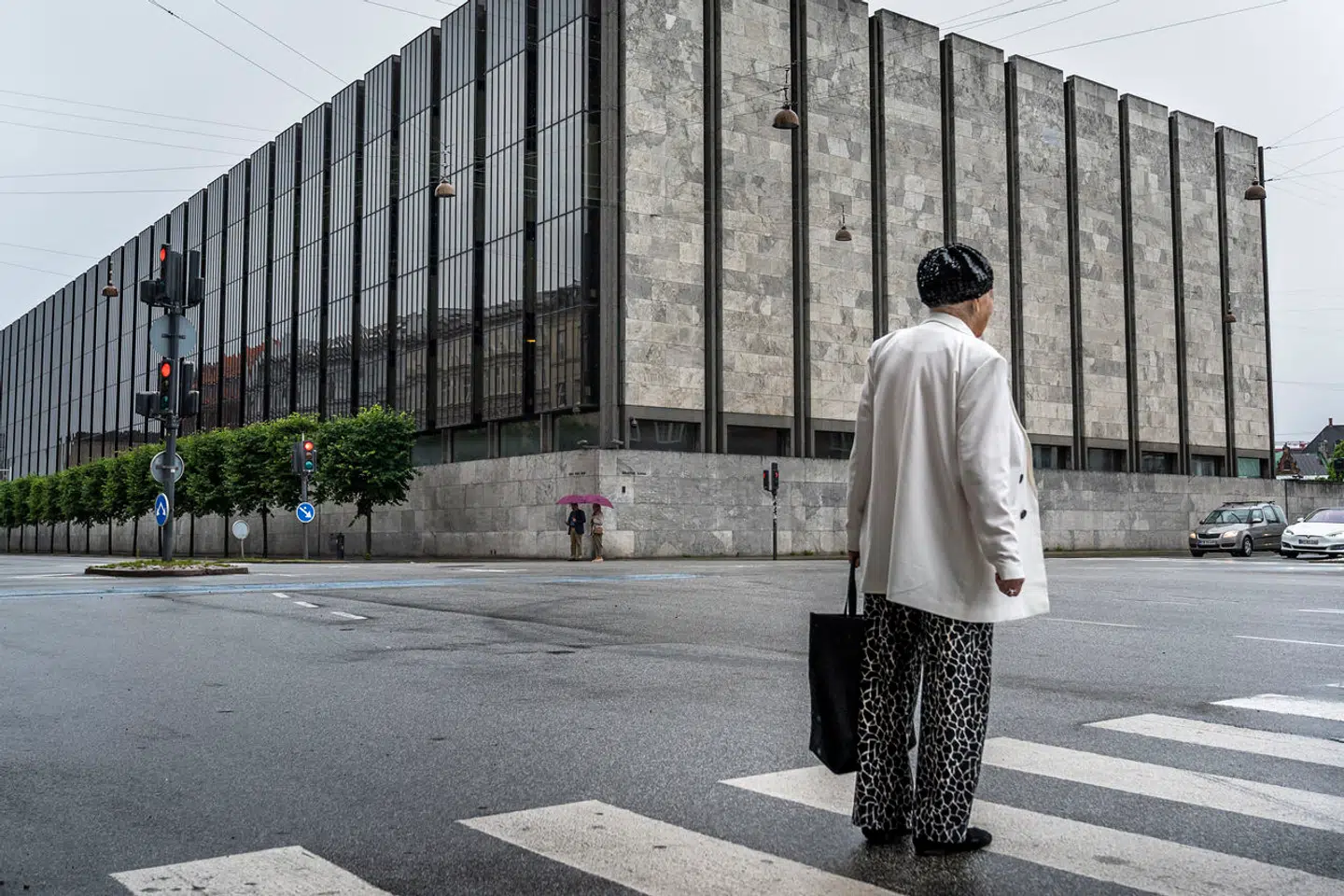 I stedet for at bruge milliarder af kroner på at renovere Nationalbanken, burde man nedtage den stykke for stykke og lægge dens forvitrede betonelementer, slidte linoleumsgulve og pæretræsvægge på lager til et beton-frilandsmuseum hvor fremtidige generationer evt. kan genopføre bygningen, mener Ivar Bjurner.