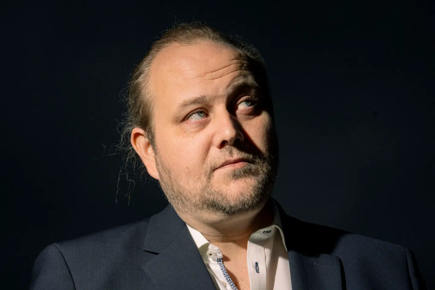 »Kvaliteten af journalistikken forringes, hvis man vælger kilder ud fra køn, hudfarve eller andre karakteristika i stedet for relevans. Det står ikke til diskussion. Og det irriterer mig faktisk en smule, at vi overhovedet skal diskutere det,« siger Tobias Petersen.