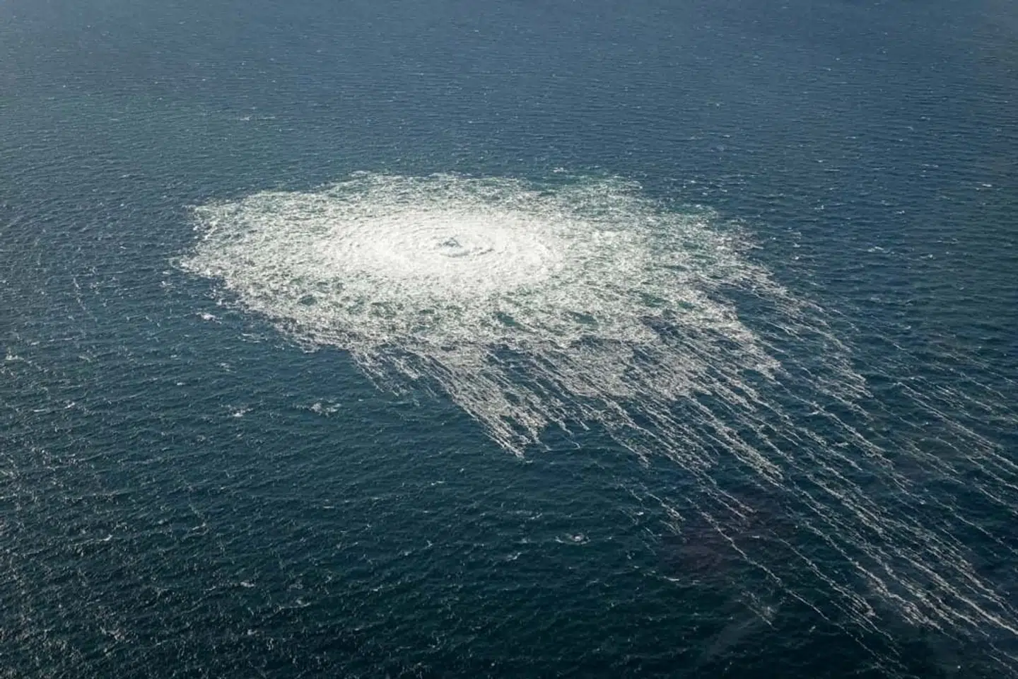 Billeder fra luften viste billeder af en boblende vandoverflade, da Nord Stream 1 og 2 blev ramt af sabotage i farvandet nær Bornholm. (Arkivfoto).
