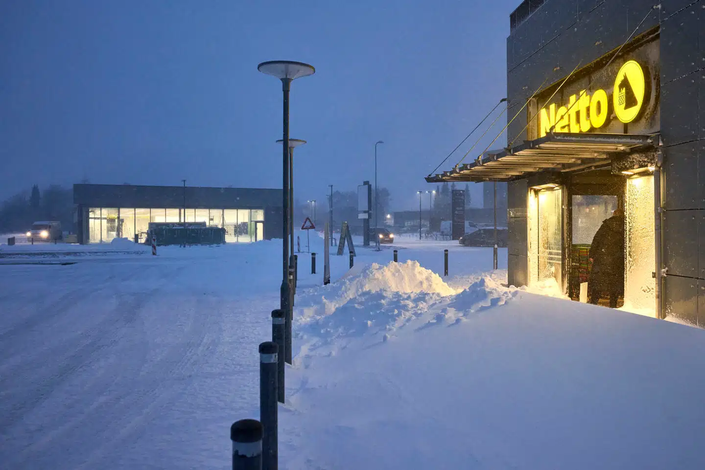Snevejr foran en Netto-butik onsdag.