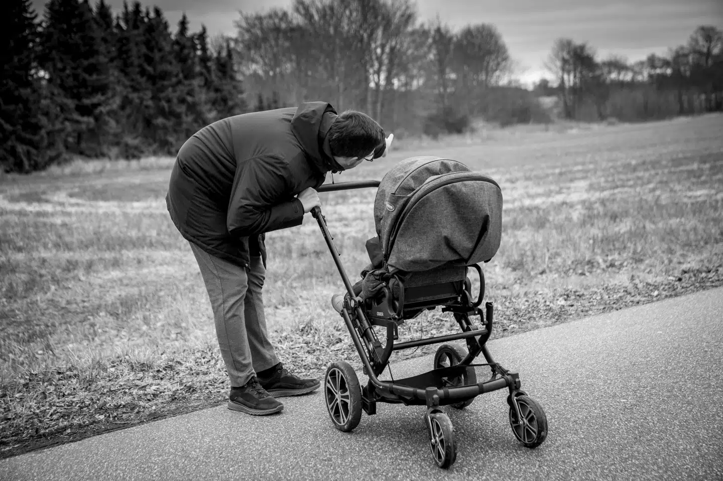 Selv om flere fædre tager barnets første sygedag, så er der stadig lang vej til, at fædre og mødre fordeler dagene ligeligt. Hvis nuværende udvikling fortsætter vil der gå 20 år. (Arkivfoto).