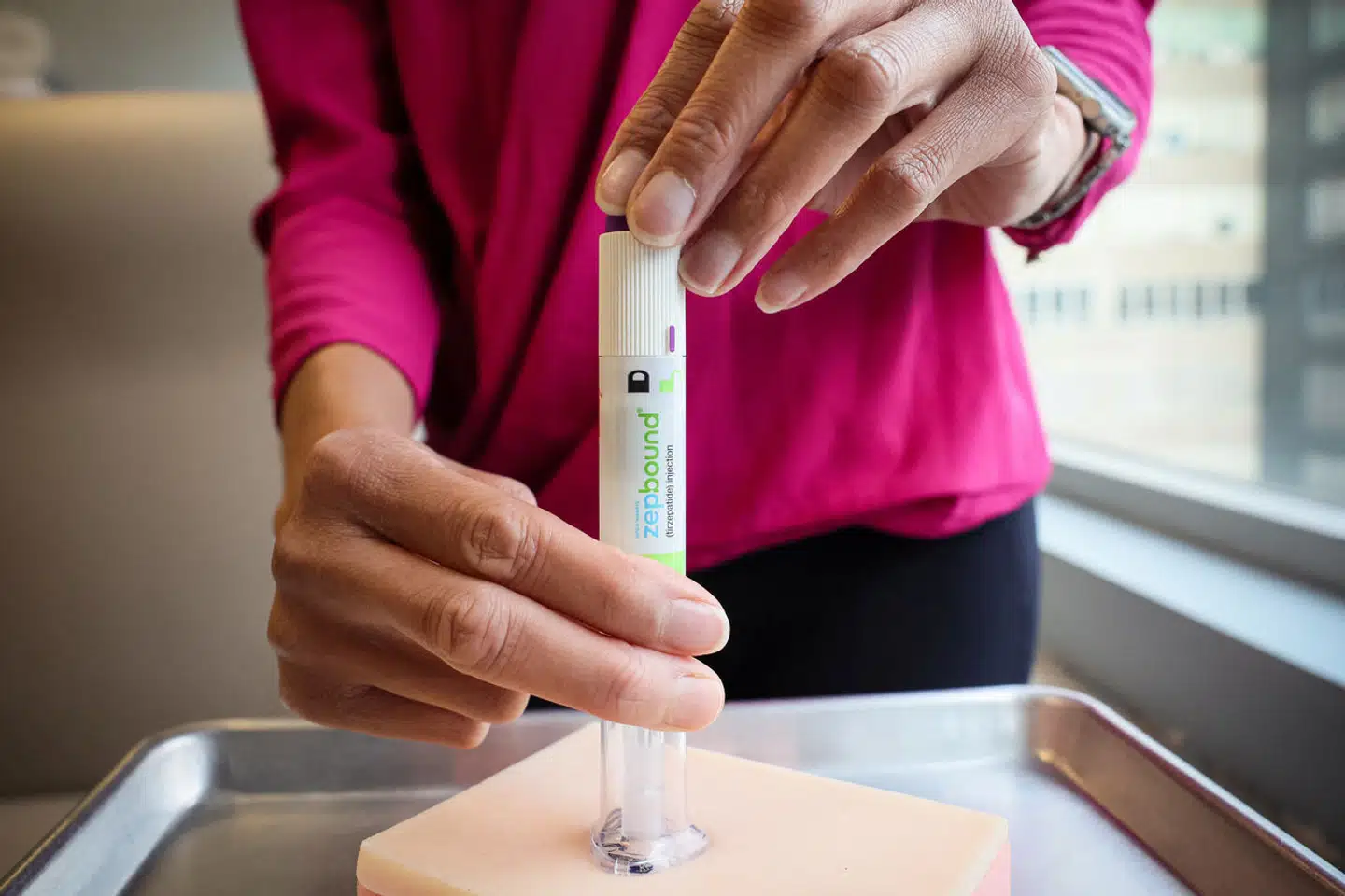 Novo Nordisk får kamp til stregen af Eli Lillys nye vægttabsmedicin Zepbound, som blev lanceret i USA i december sidste år. Medicinen er ifølge studier mere effektiv en Novo Nordisks medicin, hvilket menes at ville give Lilly en fordel på det multimilliardstore marked for vægttabsmedicin. Nu tilbyder Lilly også at levere medicinen gratis hjemme hos amerikanerne.
