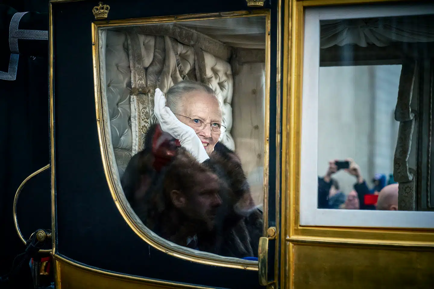 Dronning Margrethe kørte sin sidste tur gennem København i Christian 8.s guldkaret til nytårskur på Christiansborg. Berlingske var med på sidelinjen og talte med nogle af de danskere, som trodsede den kolde luft.