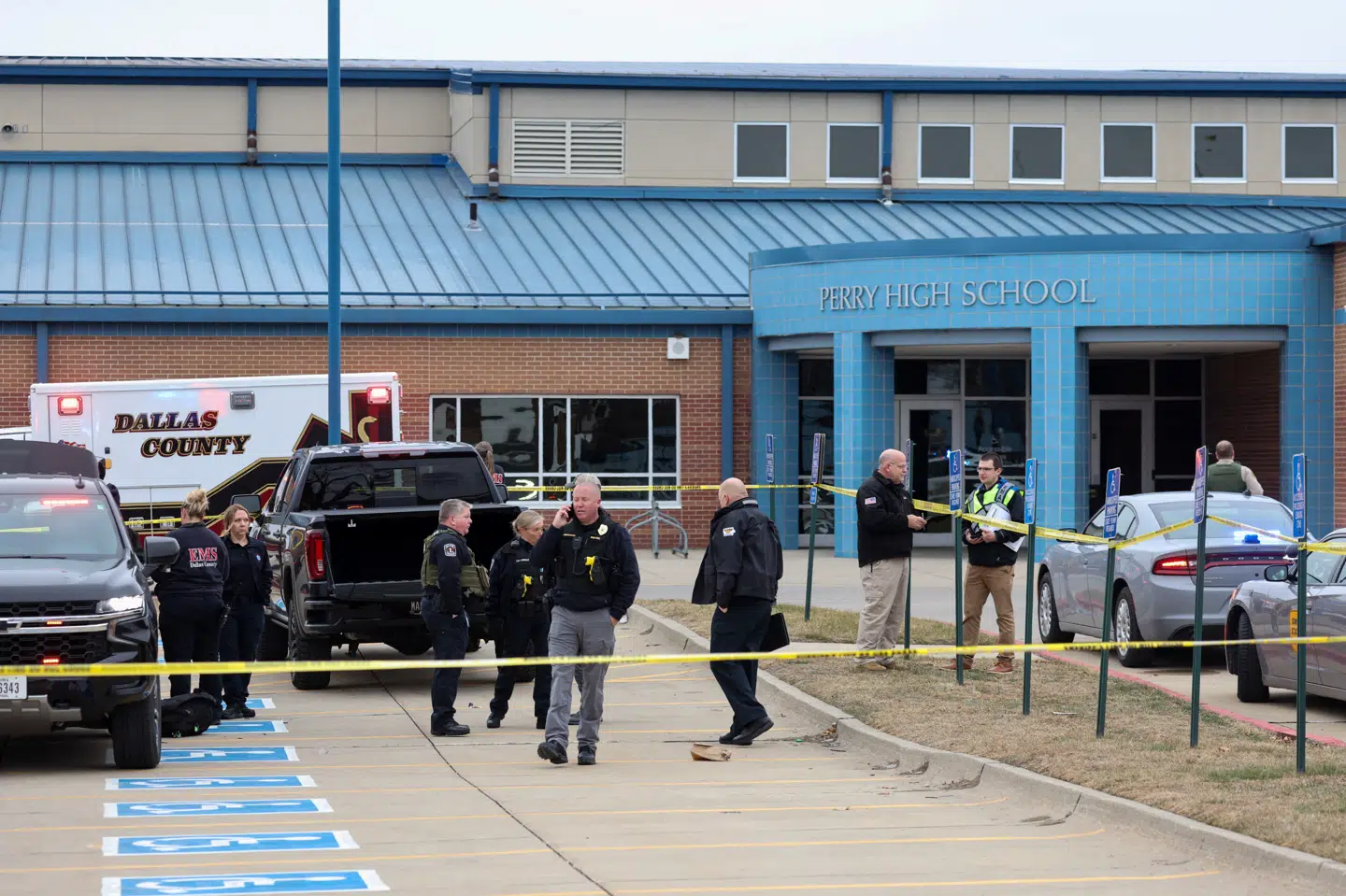 Et barn mistede torsdag livet i et masseskyderi på en skole i byen Perry i den amerikanske delstat Iowa.