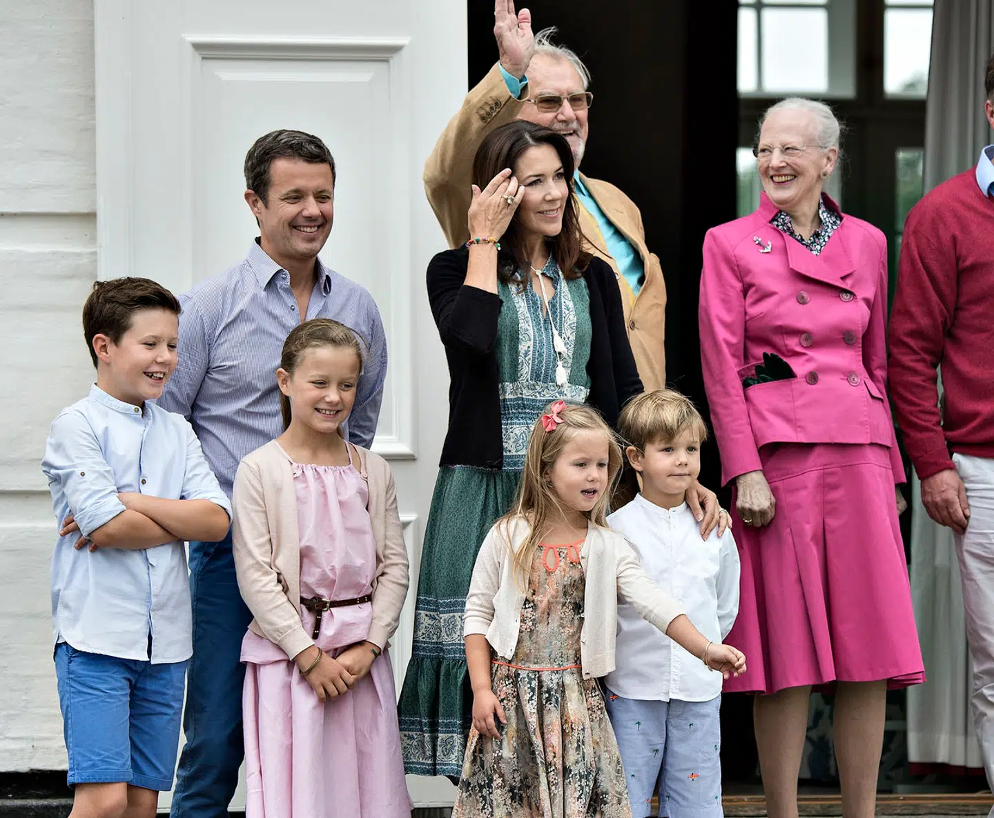 ARKIV. Dronning Margrethe og prins Henrik ankom som regentpar til Gråsten Slot i 2016, hvor Kronprinsparret tilbragte sommeren med deres børn. Her er familien samlet på fortrappen i den indre slotsgård.
