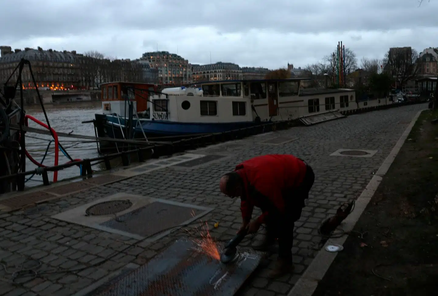 Det er her langs Seinen, som skærer igennem den franske hovedstad, at mange gerne vil bo på hotel for at kunne overvære åbningen af OL til sommer, som netop inddrager floden i ceremonien.