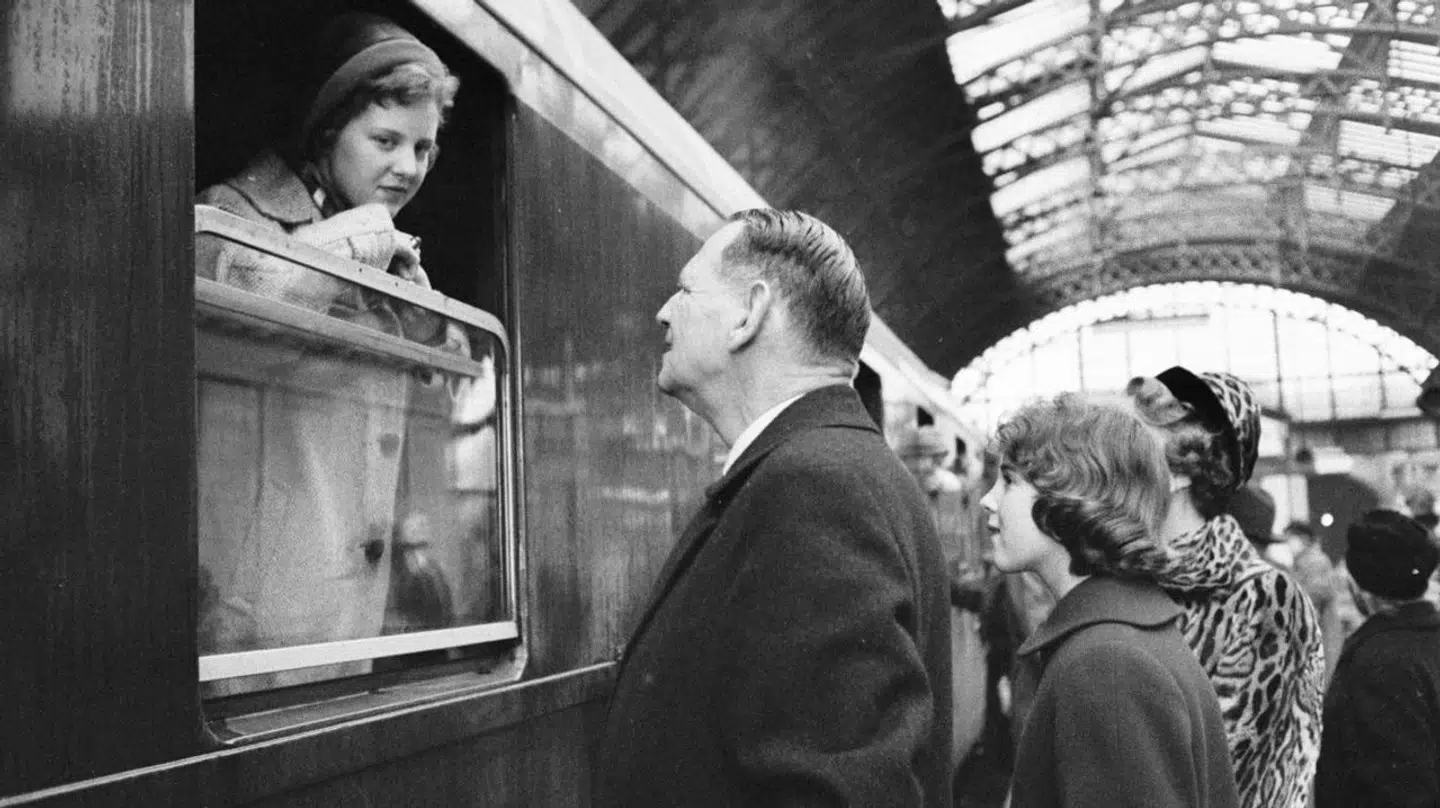 En ung prinsesse Margrethe i toget på Hovedbanegården på vej til England.