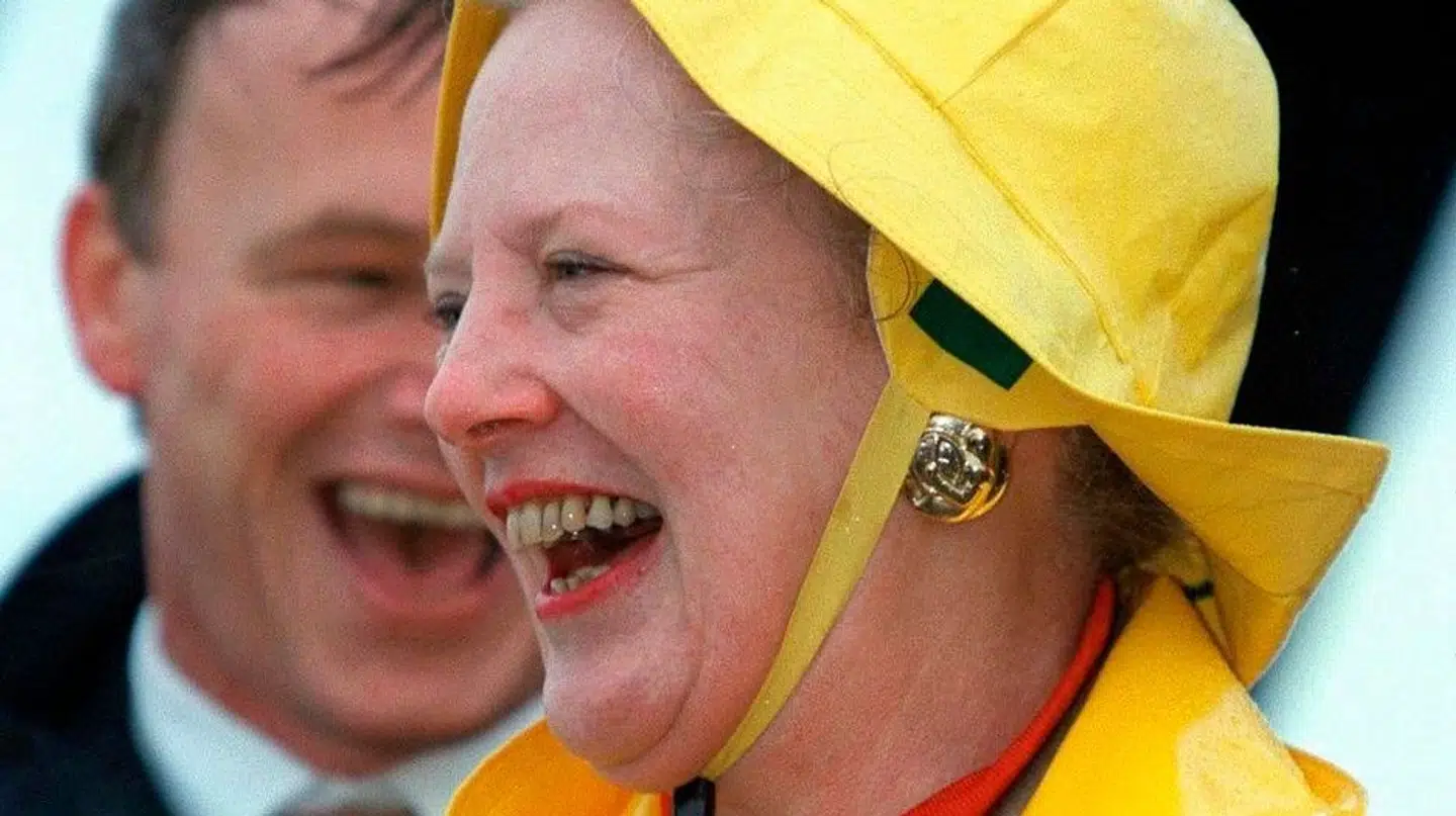 Når vejret er dårligt er dronning Margrethe ofte blevet set i farvestrålende regntøj. Her i 1998.