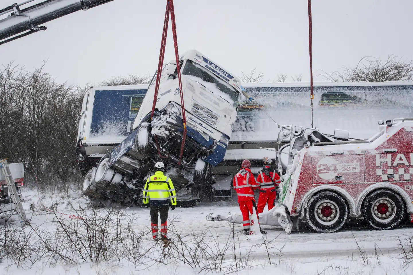 Mange lastbiler har haft det svært i snevejret de seneste dage.