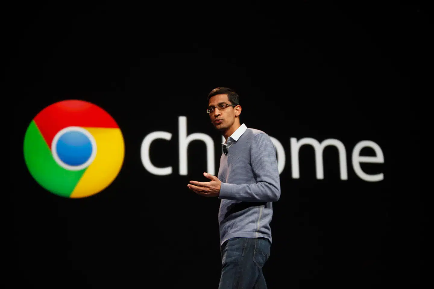 Googles internetbrowser, Chrome, som topchef Sundar Pichai her præsenterer nyheder om ved en tidligere udviklerkonference, er verdens mest brugte. Nu spærrer internetgiganten for indsamling af en del af den overvågning, der foregår af brugerne. Arkivfoto: Lea Suzuki/AP/Ritzau Scanpix