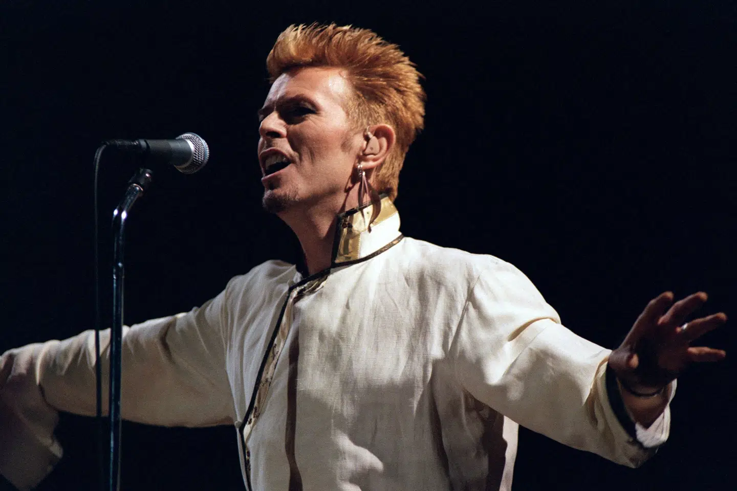 Den britiske rockmusiker David Bowie på scenen i Parc des Princes i Paris i 1997. Bystyret i Paris navngiver nu en ny gade efter ikonet - otte år efter sangerens død.