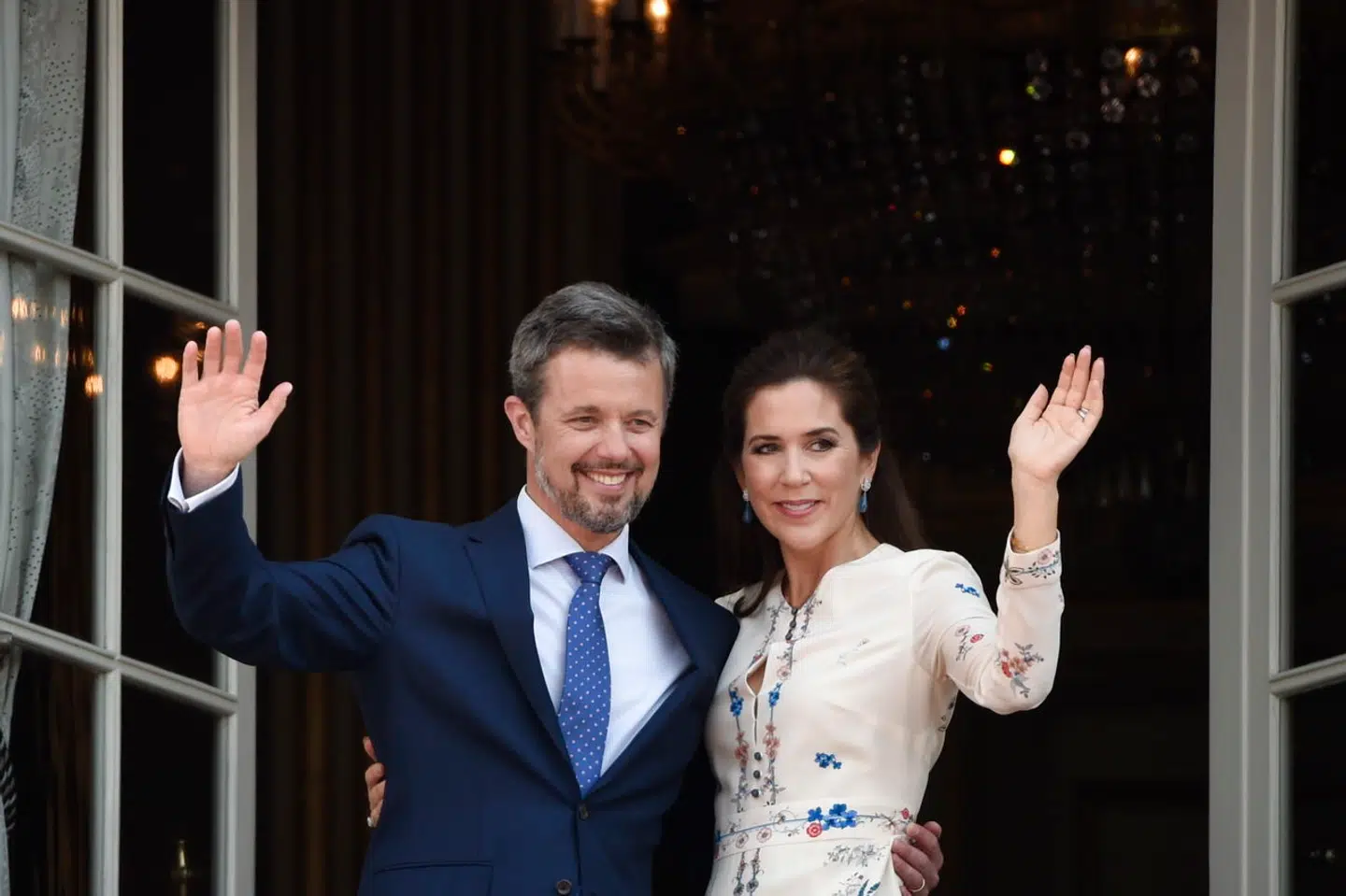 Kronprinsparret på balkonen i anledning af kronprins Frederiks runde fødselsdag.