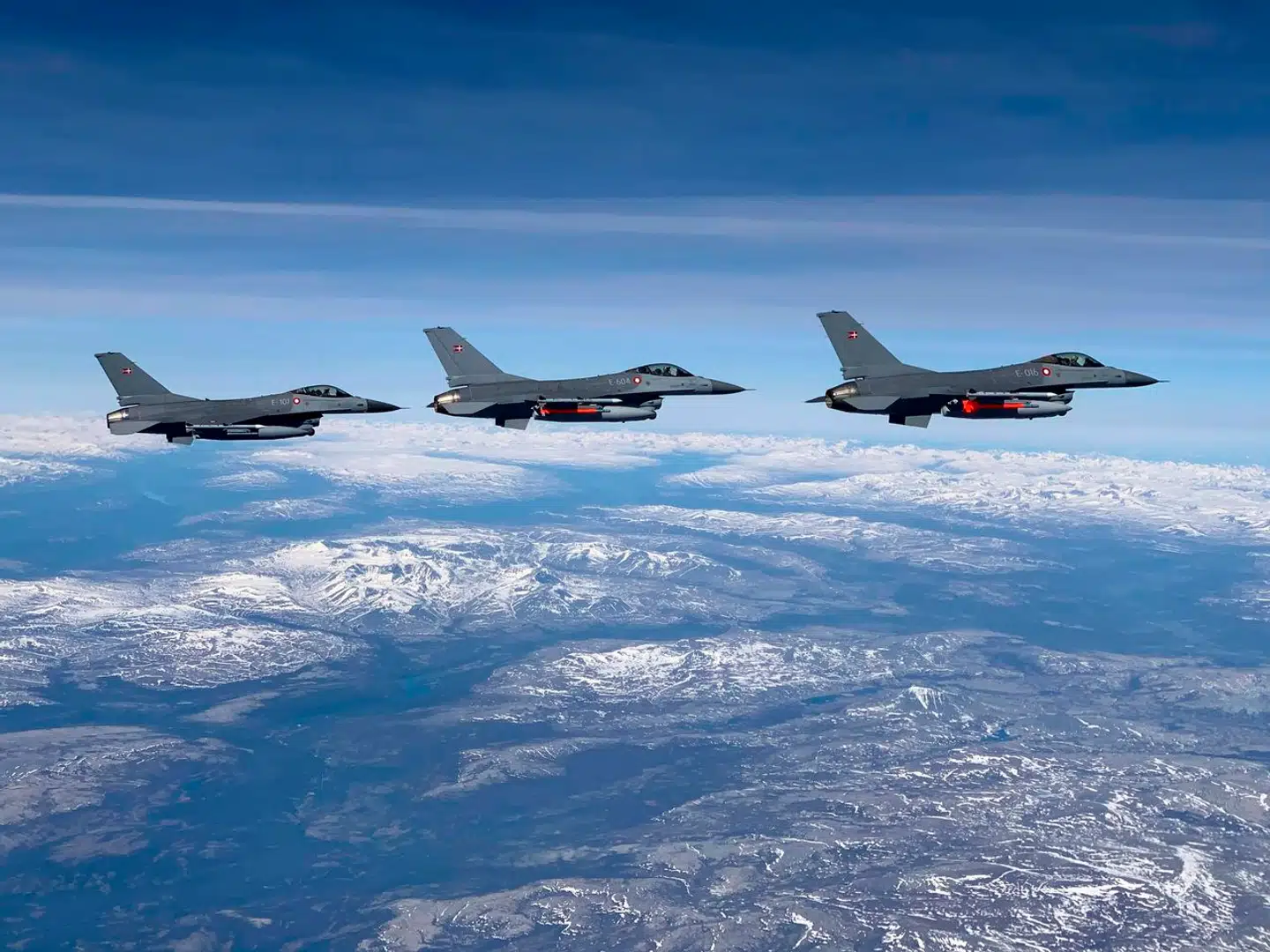 Tre danske F-16 på øvelse i Norge. Nu skal de udskiftes med F-35. Det betyder dog ikke en adstadig pensionisttilværelse, for 19 F-16 skal til Ukraine og kæmpe.
