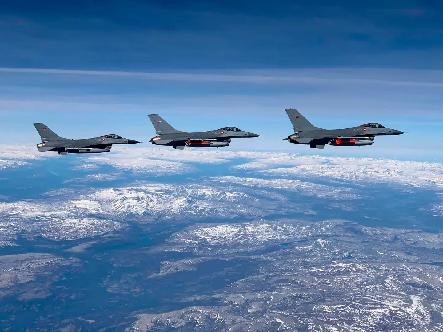 Tre danske F-16 på øvelse i Norge. Nu skal de udskiftes med F-35. Det betyder dog ikke en adstadig pensionisttilværelse, for 19 F-16 skal til Ukraine og kæmpe.
