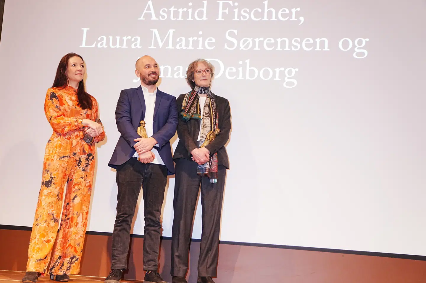 DR-journalisterne Laura Marie Sørensen, Jonas Deiborg og Astrid Fischer modtog fredag dansk journalistiks mest prestigefyldte hæder, Cavling-prisen.