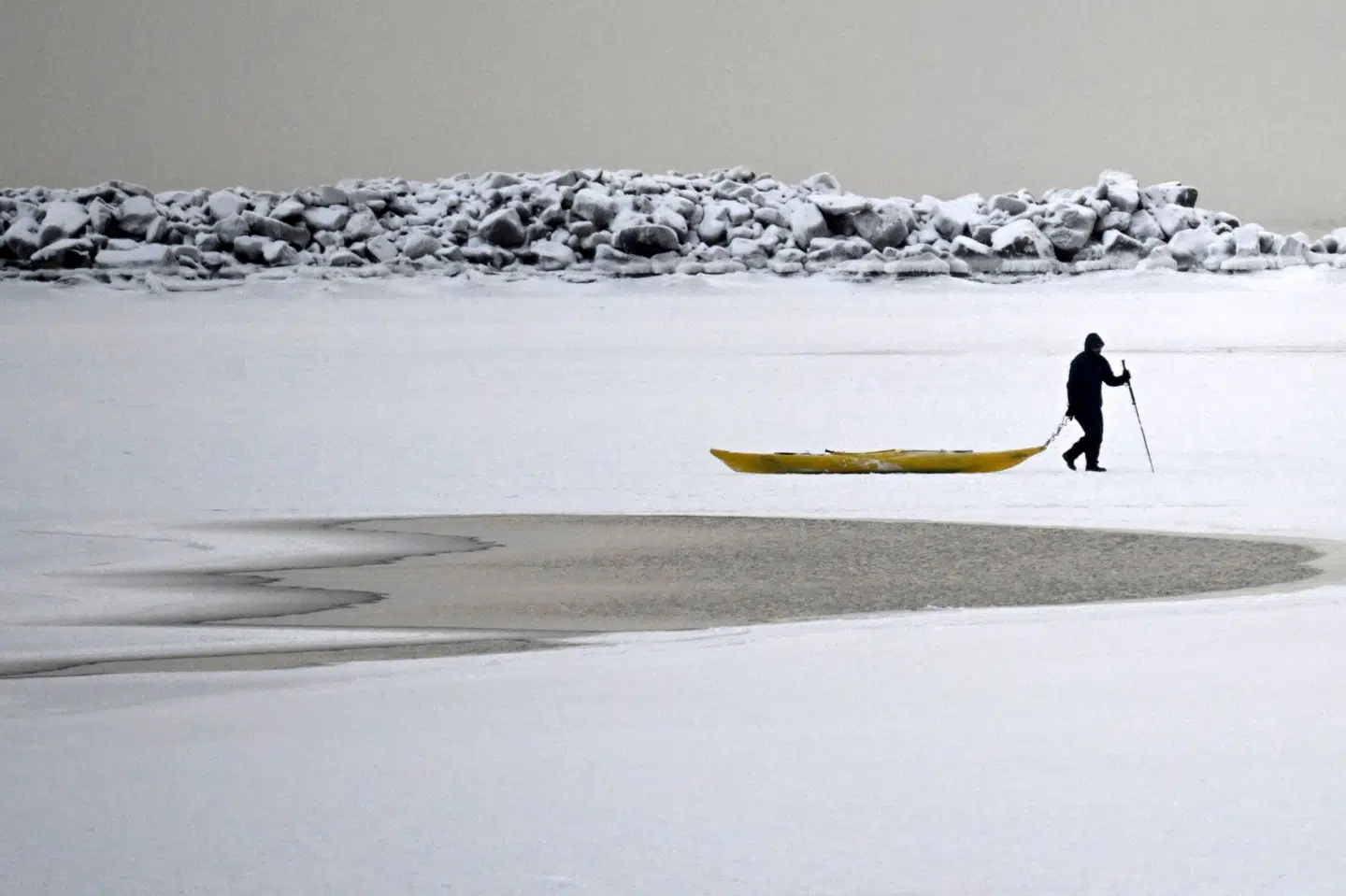 Koldt vejr i Finland - med rekord på minus 44,3 grader - får elpriserne til at stige voldsomt. Derfor bliver finnerne opfordret til at spare på strømmen fredag morgen og aften.