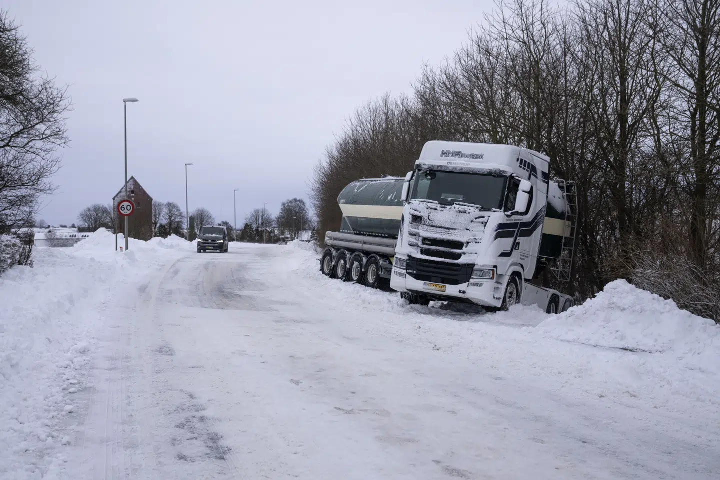 Nødstedte lastbiler har flere steder i landet skabt trafikale problemer, efter at være skredet på de isglatte veje. (Arkivfoto).