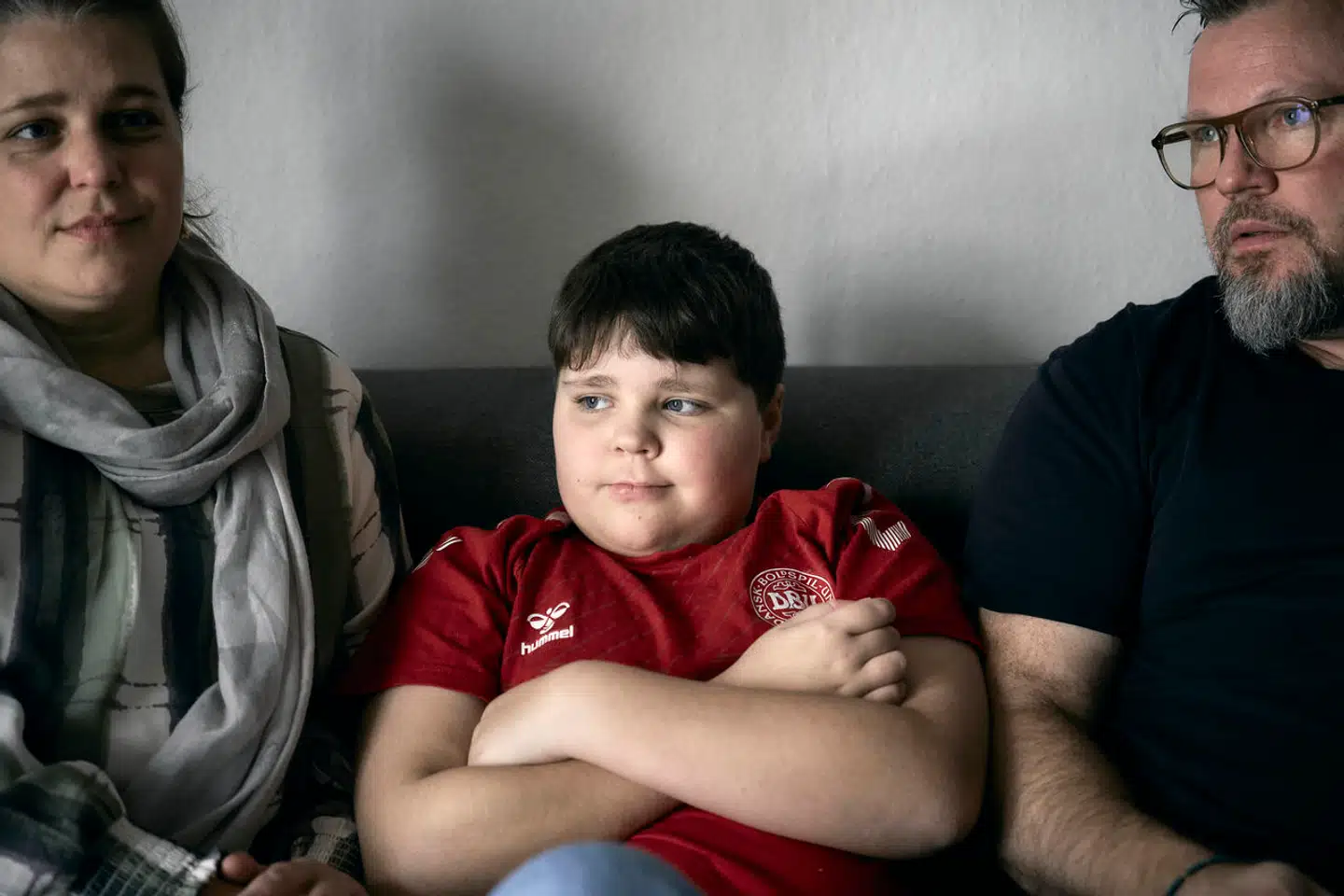 Julius, der under et leukæmiforløb på Rigshospitalet i 2018 fik en skimmelsvampsinfektion på lungerne i midten mellem mor Liff og far Jacob.