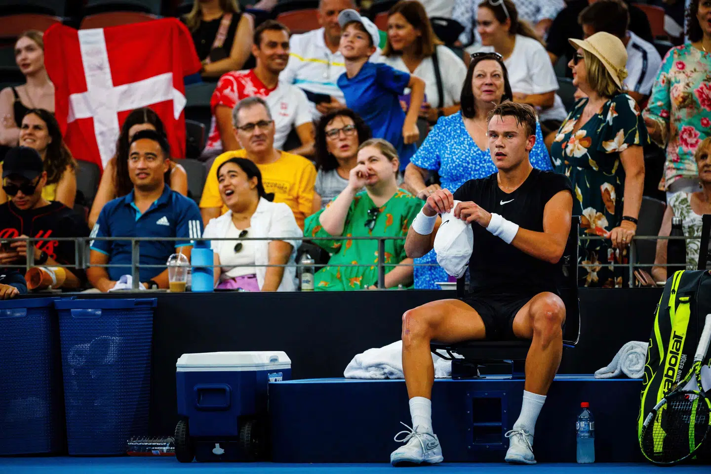 Holger Rune var frustreret under et sidebytte, men kom godt tilbage og vandt semifinale i to sæt.