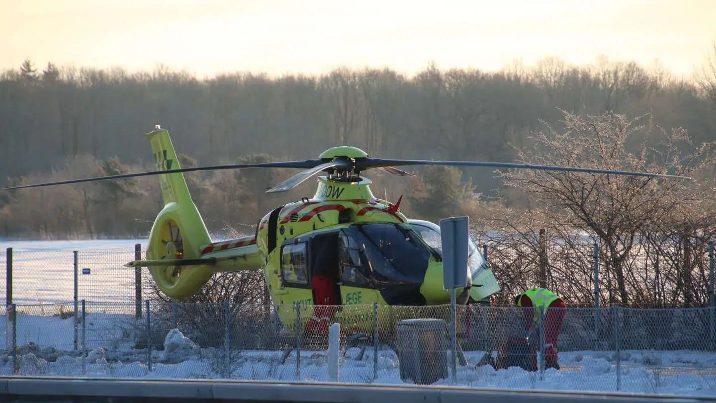 En mand er søndag morgen blevet fundet bevidstløs i sin bil på en rasteplads.