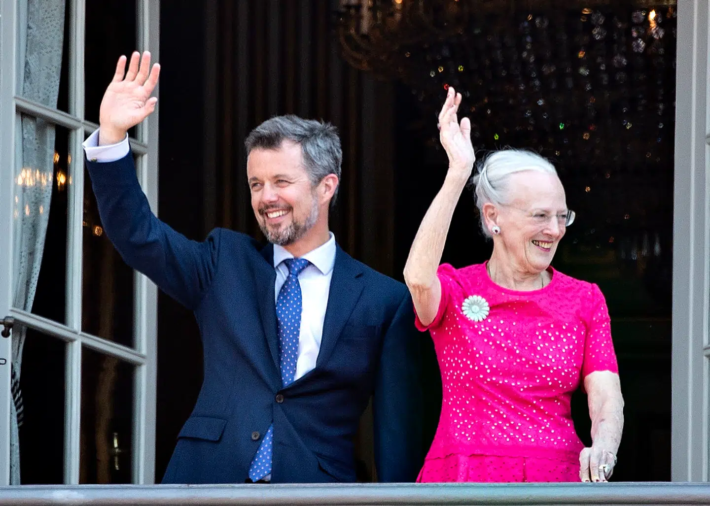 Kong Frederik og dronning Margrethe vinker fra balkonen på Amalienborg Slot i anledning af Kongens 50-års fødselsdag 26. maj 2018.