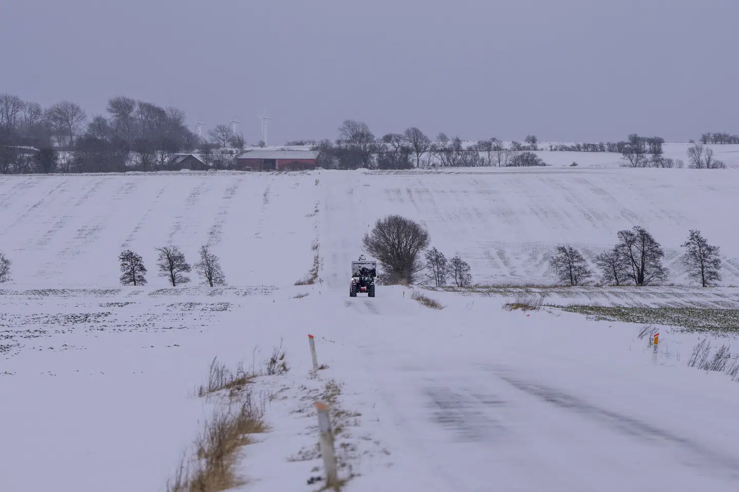 Skal man ud at køre i vintervejret, anbefaler Vejdirektoratet, at man pakker et ekstra tæppe, noget varmt at drikke og noget at spise. (Arkivfoto).