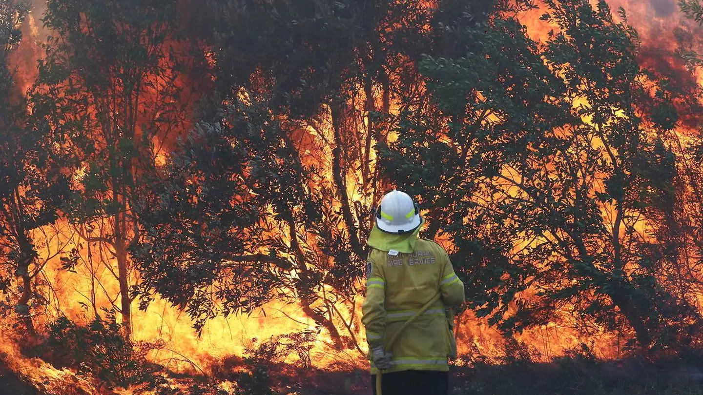 De australske brandmænd kæmper for, at holde de over 130 ildebrande nede.
