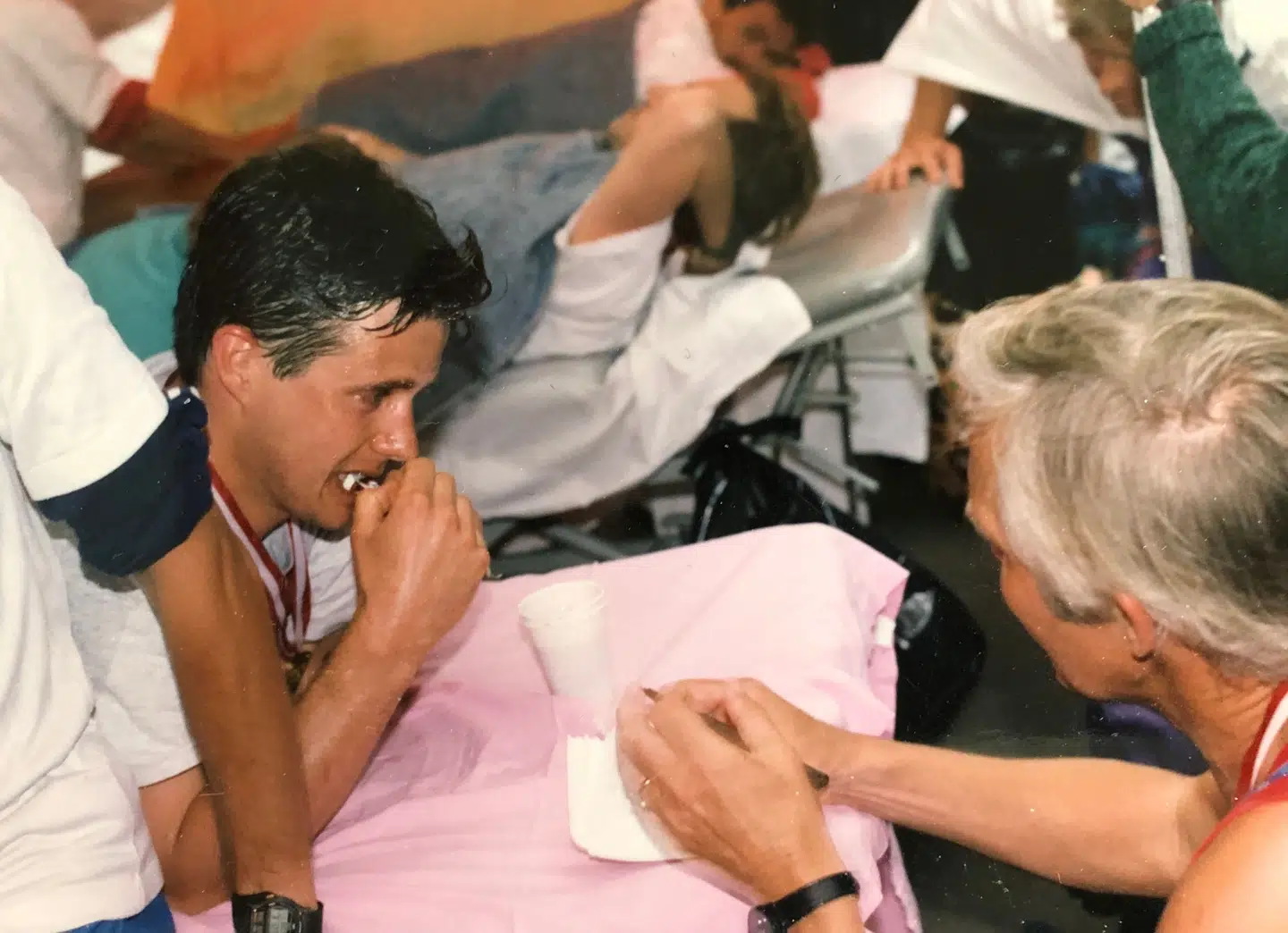 Kronprins Frederik ligger på briksen og slapper af efter at have sat personlig maratonrekord i København i 1994 med 3.06.49. Han interviewes af B.T.s Peter Fredberg, som har løbet 122 maratonløb.