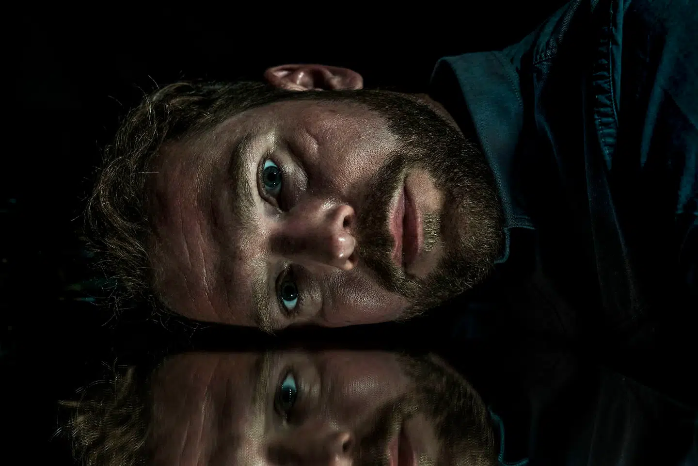 En falsk fortælling skaber et mørke, som kan tage magten fuldkommen fra en familie og fra et menneske, fortalte Mikkel Frey Damgaard i årets ottendemest læste artikel.