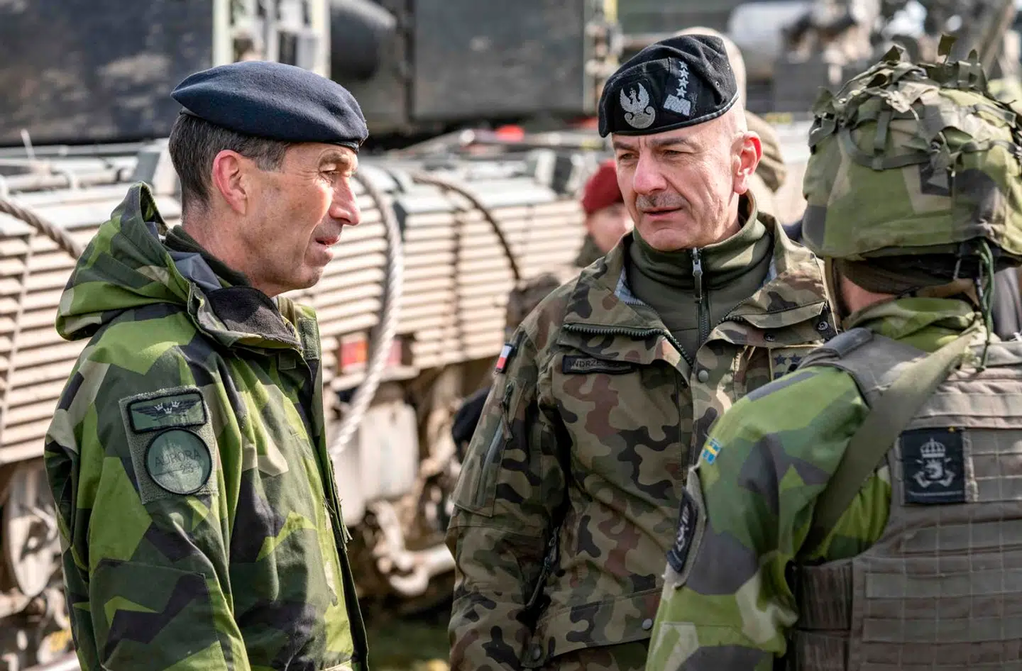 Den svenske forsvarschef, Micael Bydén (tv.). Her i samtale med polske kollegaer under en øvelse.