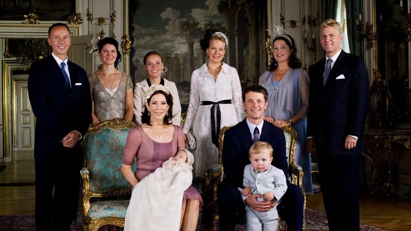 Både Malou Skeel (tredje fra venstre) og Peter Heering (yderst til venstre) var faddere ved prinsesse Isabellas dåb).