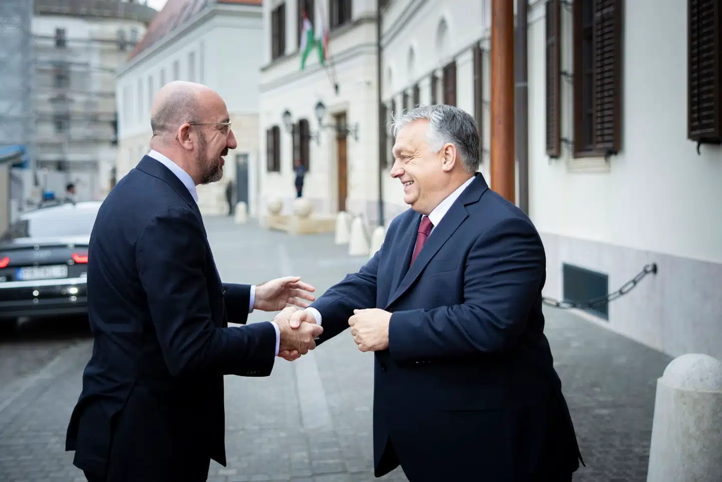 Den permanente formand for Det Europæiske Råd, Charles Michel (til venstre), beskyldes nu for at bane vejen for, at Ungarns premierminister, Viktor Orbán (til højre), til efteråret kan få rigtig meget magt i EU.