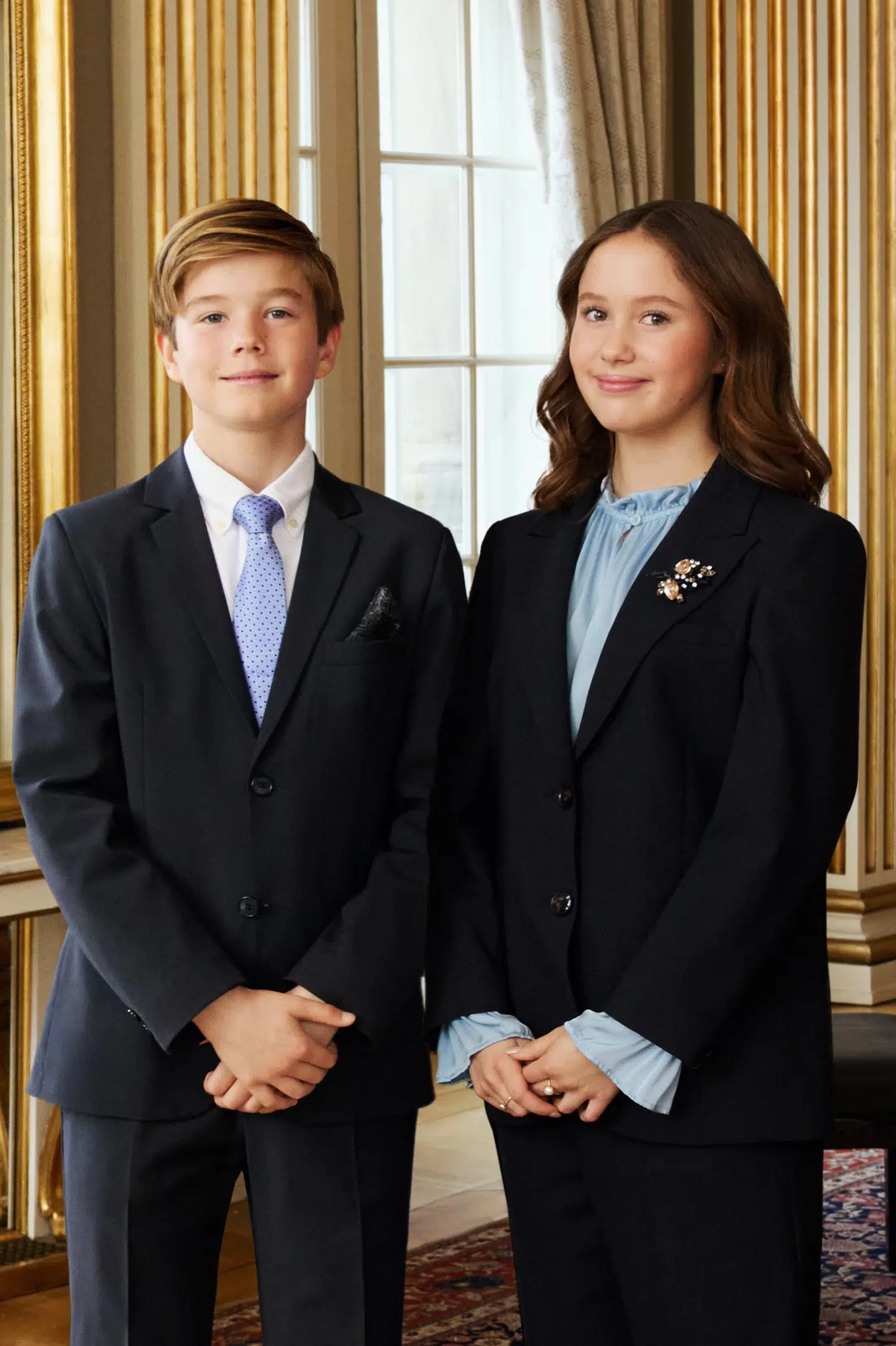 Se hele billedet af Prins Vincent og Prinsesse Josephine her. Hvis man sammenligner med familiebilledet fra Prins Christians fødselsdag, står det klart, at biilledet er photoshoppet