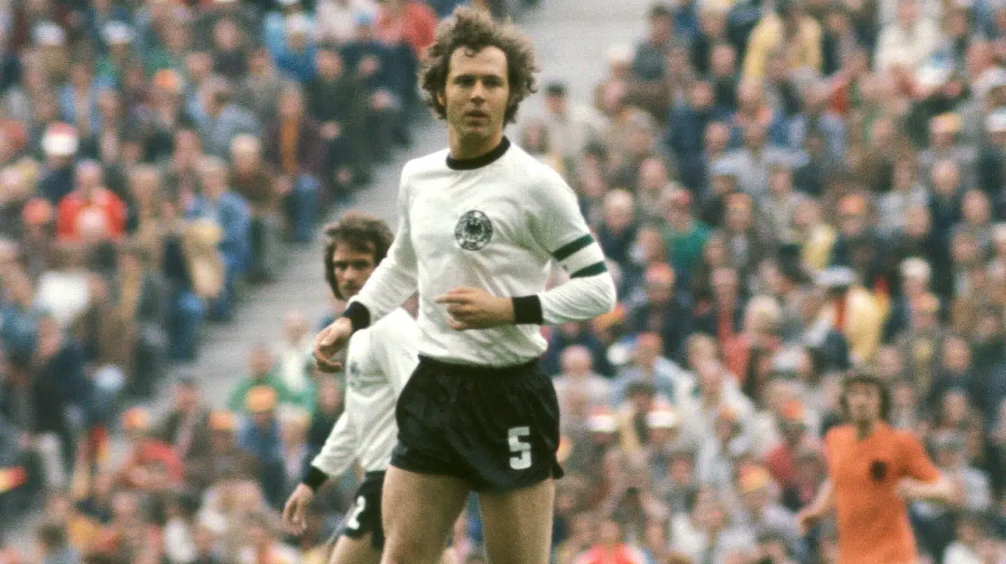 Franz Beckenbauer i aktion for Vesttyskland.
