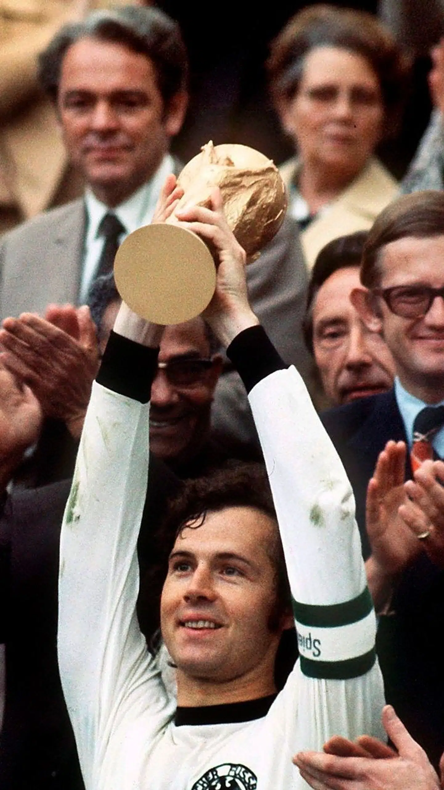 Franz Beckenbauer løfter VM-trofået på det olympiske stadion i München i 1974. Tyskland slog Holland med 2-1 i finalen.