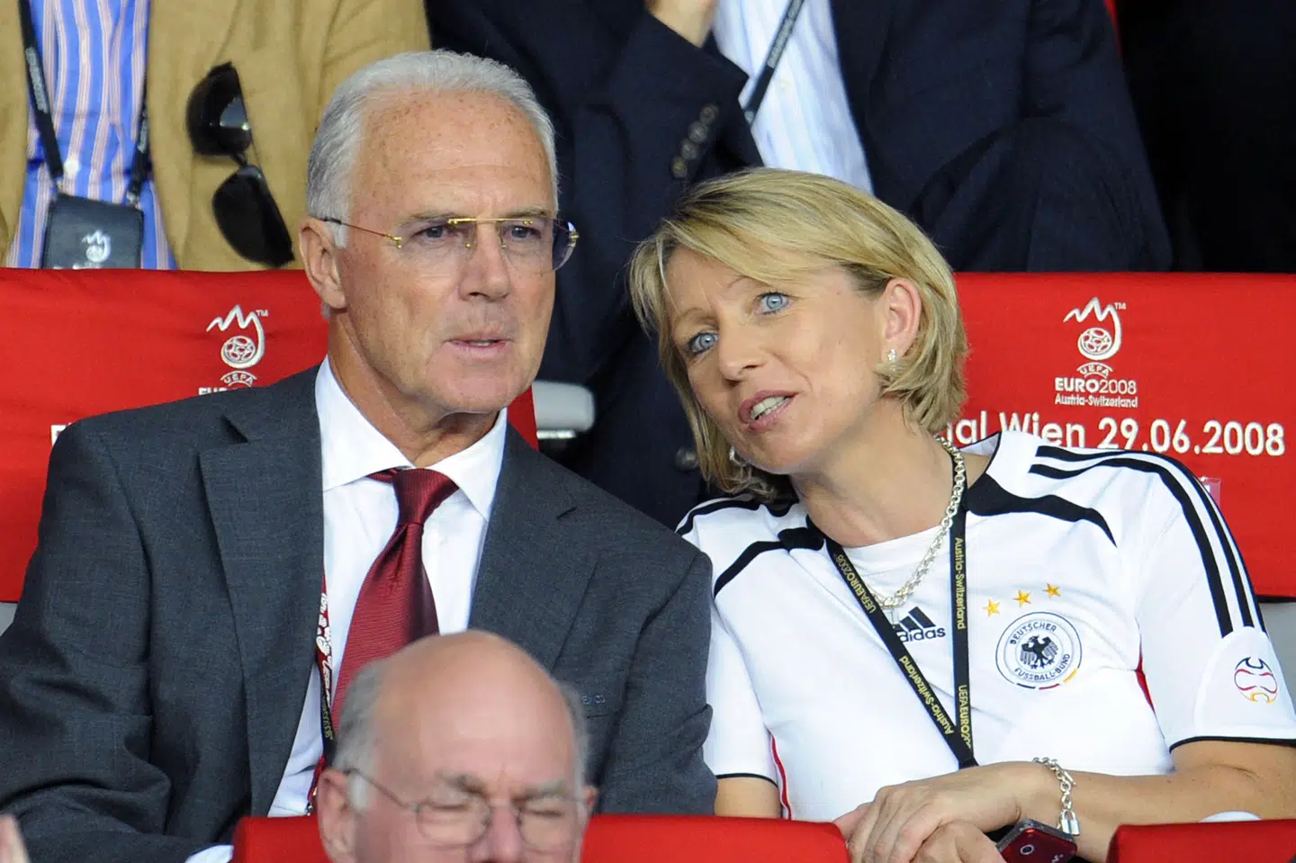 Franz Beckenbauer ses her på tribunen med sin kone Heidi før EM-finalen i 2008 mellem Tyskland og Spanien. (Arkivfoto).
