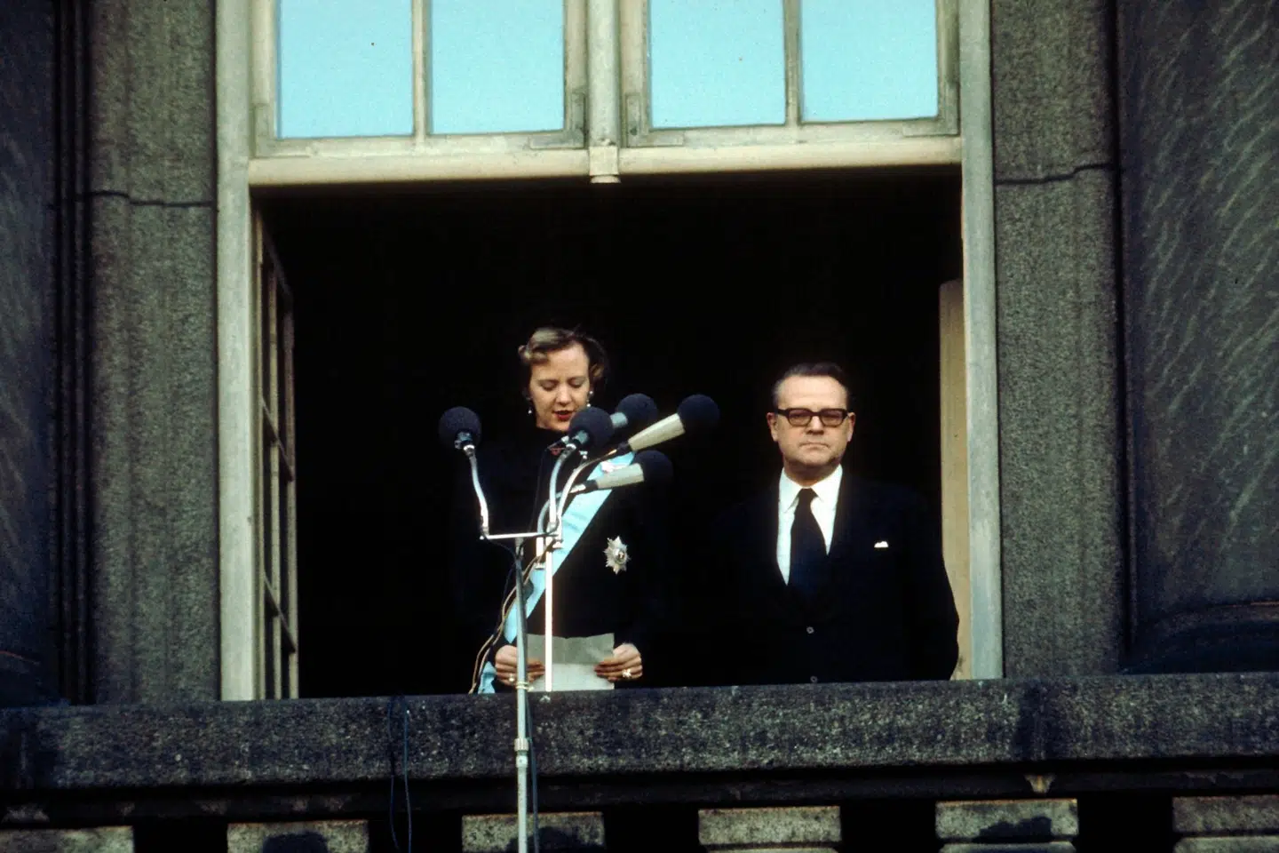 Dronning Margrethe blev udråbt på balkonen på Christiansborg Slot af daværende statsminister Jens Otto Krag (S) i 1972. (Arkivfoto).