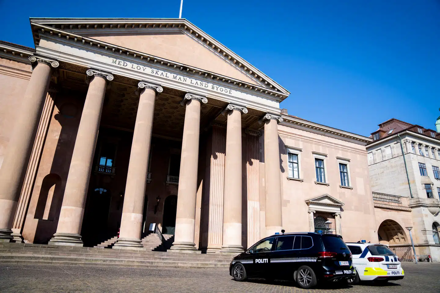 »Der er fortsat et legitimt behov for at kunne varetægtsfængsle i Danmark – i mange sager er det da også helt berettiget. Men der er behov for at se nærmere på, hvorfor vi er endt med den kedelige rekord,« skriver Karoline Normann og Andrew Hjuler Crichton.