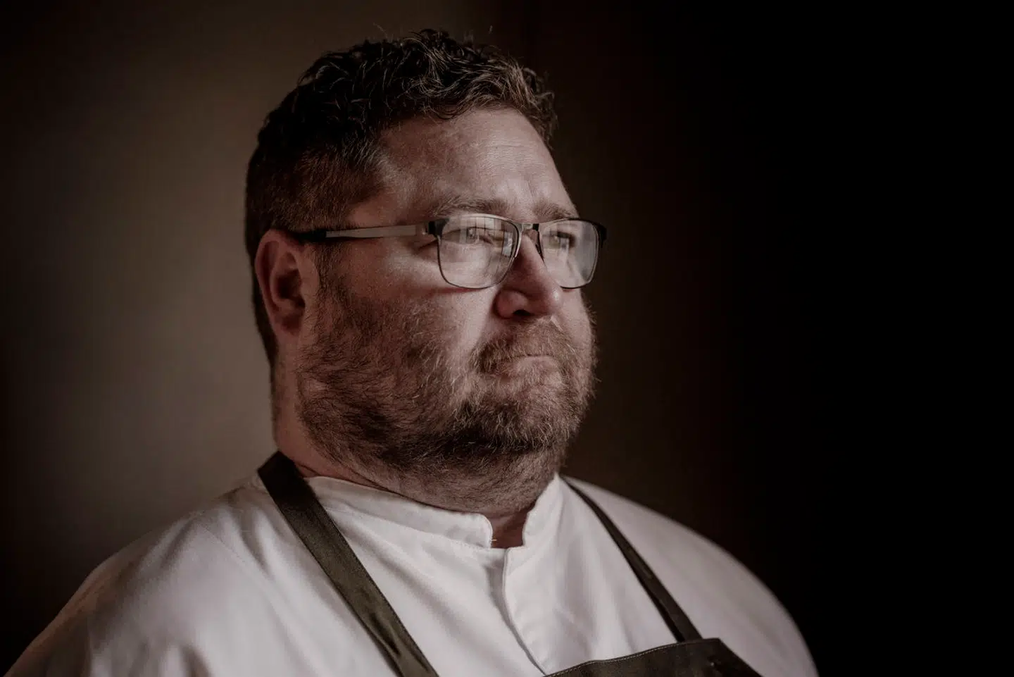 En kropsvægt på 172 kilo og arbejdsuger på 75 timer tog næsten livet af kokken Mads Dalsborg sidste forår.