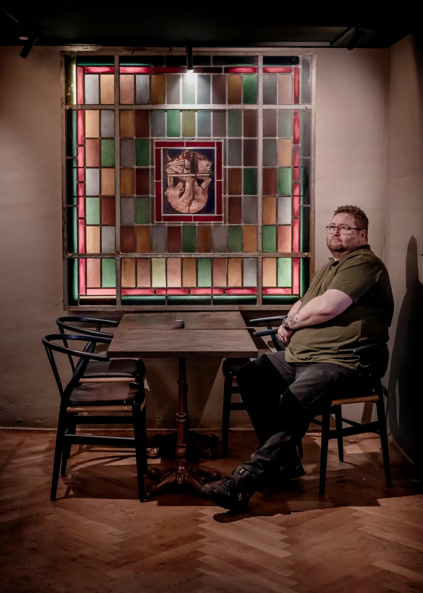 Bjørnekælderen er en institution på Frederiksberg Allé, hvor den har ligget i 132 år. Mads Dalsborg elsker stedet og dets unikke historie. På vinduet er der en glasmosaik med den berømte tamme bjørn, der engang boede i kælderen med sin bjørnetæmmer.