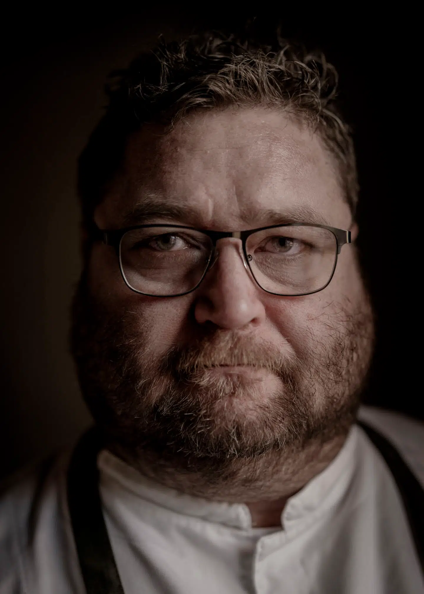 »Jeg går til kropsterapi. Man græder ad helvede til. Der er kæmpe voldsomme følelser og spændinger, der ligger krøllet sammen inde i min krop. Det skal ud. Det er forfærdeligt, men også forfærdelig godt at få hele lortet ud,« fortæller Mads Dalsborg.