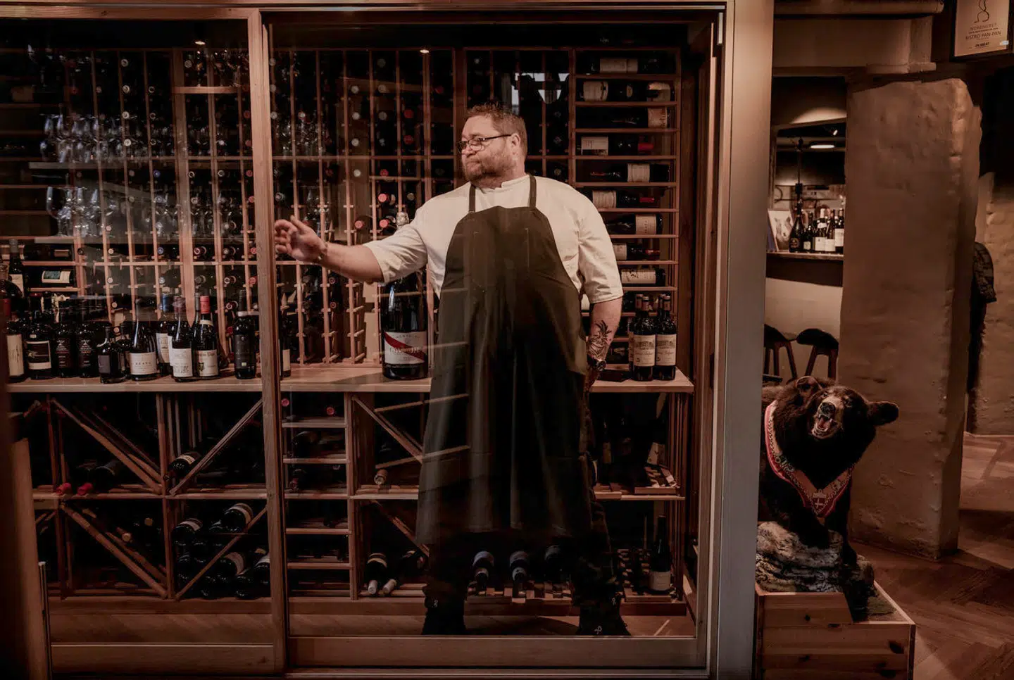 På Bjørnekælderen serverer Mads Dalsborg masser af klassisk fransk velsmag om aftenen og innovativt smørrebrød om dagen, gerne med et asiatisk tvist. Til højre ses stedets udstoppede bjørn.