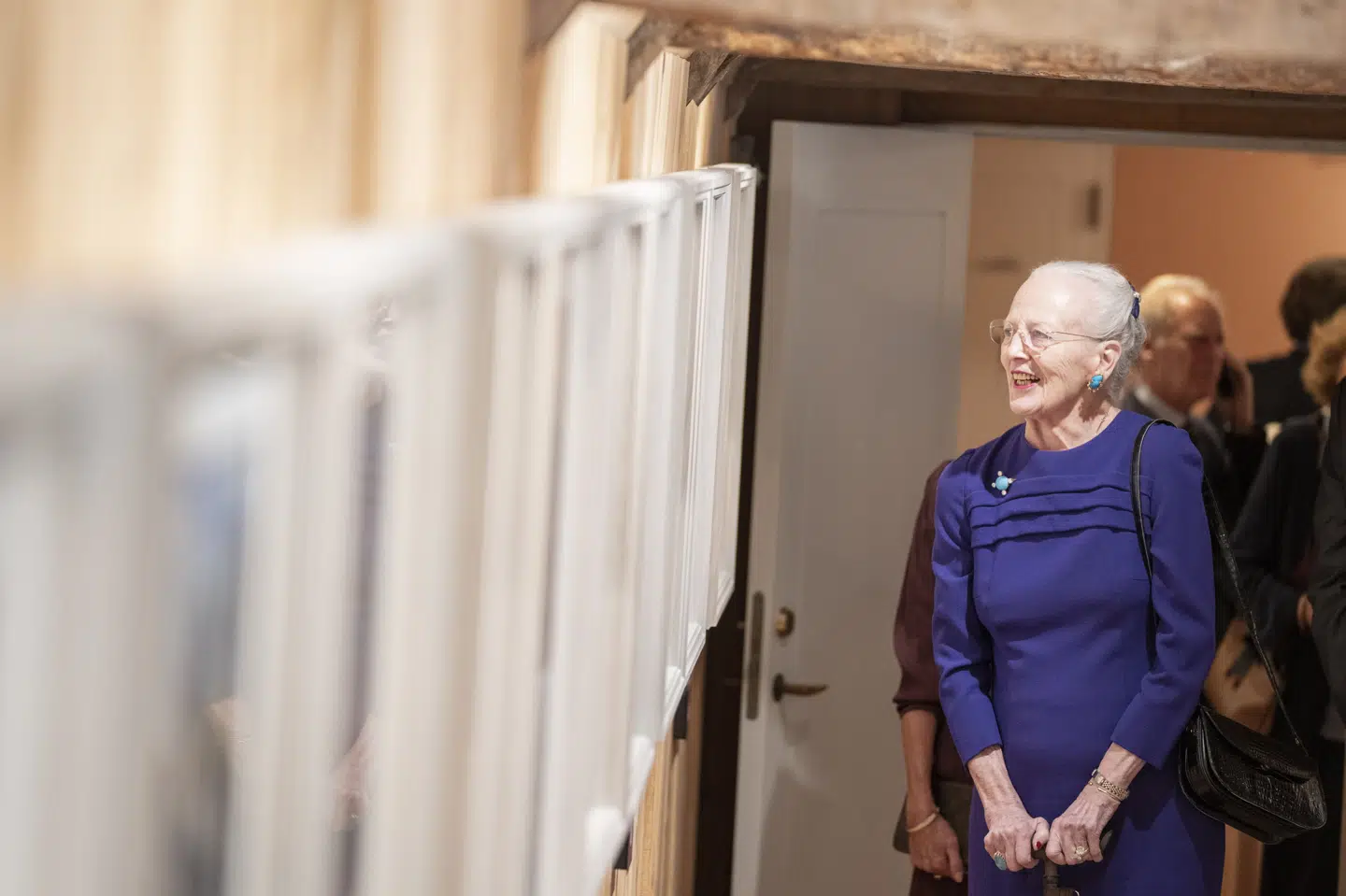 Dronning Margrethe ses her ved åbningen af udstillingen "Forførelsens portræt" på Rungstedlund i oktober 2023. Udstillingen består af omkring 40 découpager, udvalgte kostumer og flere kostumeskitser skabt af dronningen som scenografi til Bille Augusts filmatisering af Karen Blixens fortælling "Ehrengard".