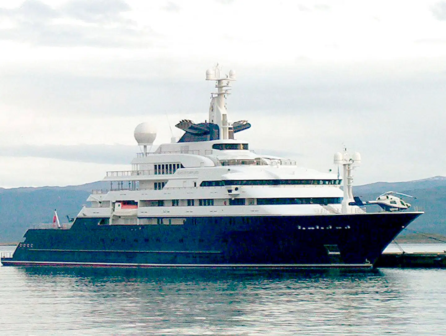 Paul Allen har fået flere bøder på grund af sin yacht. Blandt andet, fordi den ødelagde et koralrev.