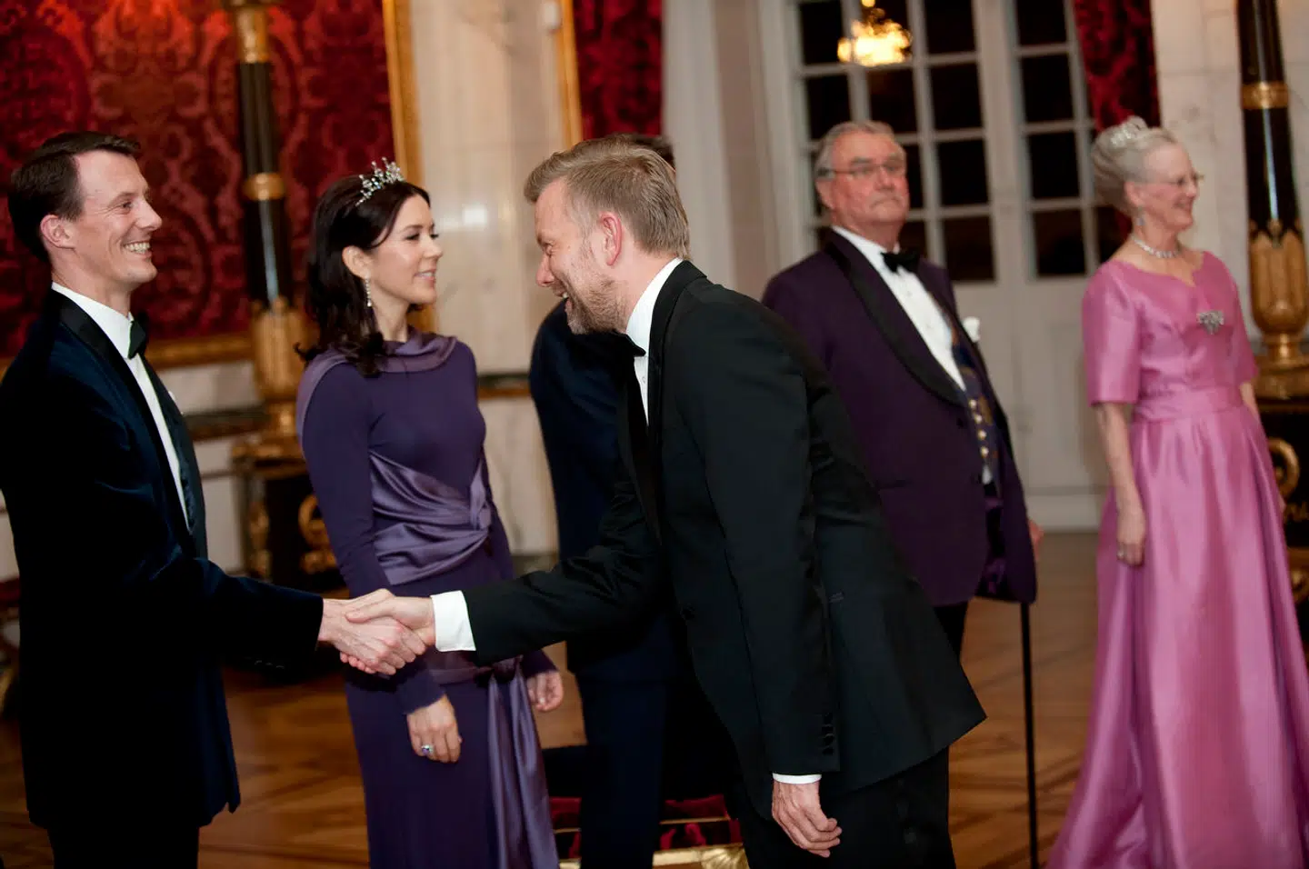 Casper Christensens andet hofbal var i 2009. Her hilser han på Prins Joachim.